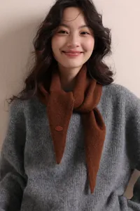 Modisches Damen braunes Strick Dreiecktuch, gemütliches Herbst Winter Halstuch Accessoire.