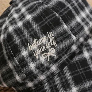 Gorro de cuadros negro y blanco estilo coreano con detalle de bordado lazo otoño invierno