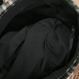 Vista detallada del forro interior negro suave y la correa de ajuste dentro de la elegante gorra.