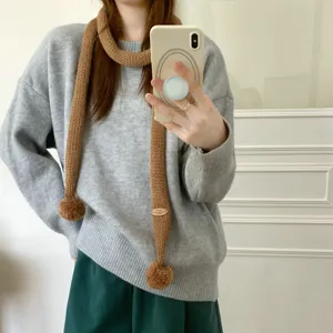 Stylischer gestrickter langer schmaler Schal für Damen, warmer Wollschal mit Bommeln.