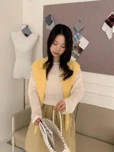 Conjunto de mujer en capas estilo coreano con chal de punto amarillo vista de detalle