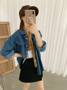 Sciarpa stretta lavorata a maglia in stile coreano, collo in lana marrone, dettaglio invernale.