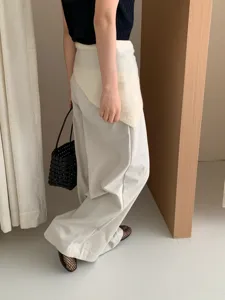 Elegante bufanda triangular de punto para mujer con pantalones holgados para otoño invierno.
