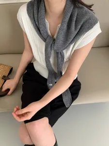 Estilo coreano bufanda triangular de lana tejida y top superpuesto, elegante look de otoño.