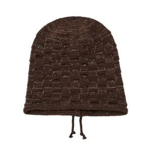 Braune Damen Strickmütze mit Fischschuppen-Textur und glänzenden Pailletten für den Winter.