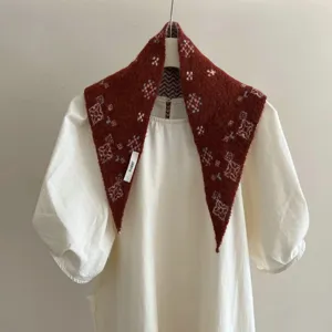 Detailansicht des Vintage Fair Isle Jacquard Strick-Dreieckscharfs aus gemuetlicher Wollmischung.