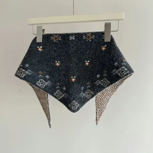 Nahaufnahme Detailansicht der Winter Wollmischung Fair Isle Strick Dreiecktuch Textur.