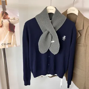 Echarpe croisee en laine style coreen et cardigan bleu marine pour femme en hiver.