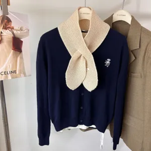 Vue détaillée du cardigan élégant en mélange de laine et de l'écharpe croisée, tricot chic.