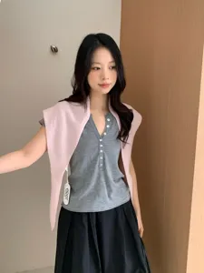 Conjunto en capas elegante para mujer con camiseta gris de manga corta y chal rosa.