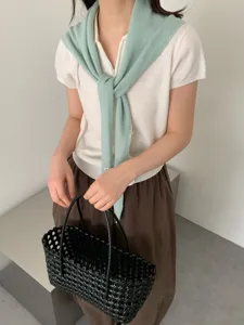 Top de punto para mujer con chal verde menta y falda marron detalle de conjunto chic