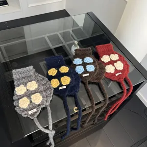 Πλεκτά ωτοασπίδες με λουλούδια για γυναίκες το χειμώνα, ζεστά αξεσουάρ με χαριτωμένες λεπτομέρειες.