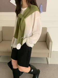 Koreaanse retro gebreide omslagdoek passend bij wit shirt en zwarte korte broek.