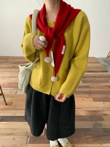 Cardigan in maglia caldo autunno inverno da donna con sciarpa scialle ponpon rosso e pantaloncini.