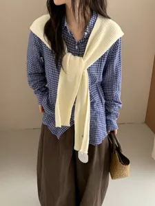Koreaanse retro gebreide sjaal over blauw ruitjeshemd met bruine broek herfst mode stijl