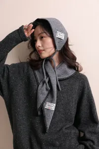 Elegante set di berretto in maglia e sciarpa triangolare da donna con bordi a contrasto.