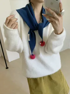 Sciarpa triangolare in lana con ponpon, versatile mantella lavorata a maglia per l'inverno.