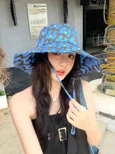 Chapeau bob d'été élégant pour femmes avec joli motif de nœud bleu et bord large pratique.