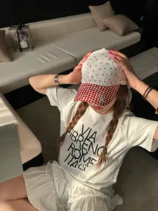 Casquette de baseball de protection solaire d'été avec étoiles rouges et visière chic.