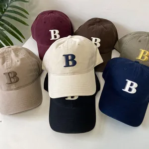 Detailansicht verschiedener Baseballcaps mit Stickerei, fester Passform und bunten Farben.