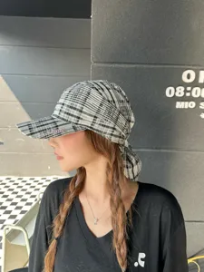 Gorra de béisbol de cuadros retro americana con pañuelo integrado para protección solar.