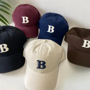 Detailansicht trendiger Baseballcaps mit klassischer B-Buchstaben-Bestickung in vielen Farben.