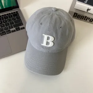 Klassische graue Baseballkappe mit gesticktem B, stilvolles Unisex-Design für den Alltag.