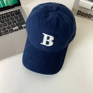 Nahaufnahme der dunkelblauen Baseballkappe mit sauberer weißer Stickerei des Buchstabens B.