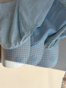 Casquette de baseball d'été légère avec de jolis motifs et un bord à carreaux.