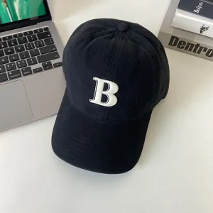 Schwarze Baseballcap mit weißem B-Stickerei, klassisches Design, modischer Freizeithut.