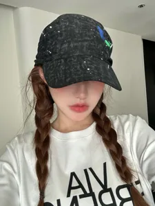 Gorra de béisbol estilo urbano vintage con salpicaduras y camiseta blanca de manga larga.