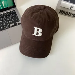 Detailansicht einer stilvollen dunkelbraunen Baseballkappe mit weißer B-Stickerei.
