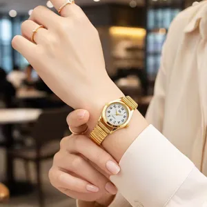 Detailopname van een luxe gouden quartz horloge met flexibele metalen band om een elegante pols.