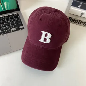 Burgunderrote Baseballkappe Detailansicht mit weißem Stickbuchstaben B und Stoff.