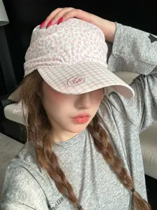 Casquette de baseball style coréen rose à carreaux chapeau de soleil floral pour femme.