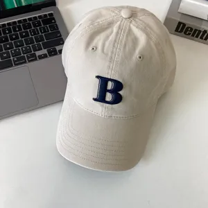Beige Baseballcap mit dunkelblauer B-Stickerei, stilvolle koreanische Freizeitmütze.