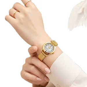 Vrouwen gouden quartz horloge met elastische band en bijpassende ringen sieraden set