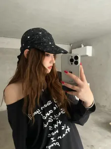 Vista detallada de la gorra tipo pañuelo de estilo retro americano y camisa de manga larga.