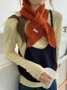Koreanischer hohler Strick-Kreuzschal für Damen, warmer Winter-Nackenschutz, schickes Design.