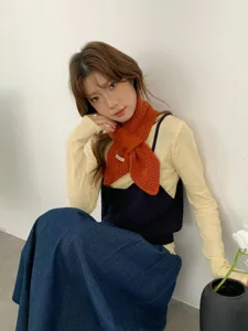 Koreanischer hohler Strick-Kreuzschal für Damen, warmer Winter-Halswärmer, stylisches Accessoire.