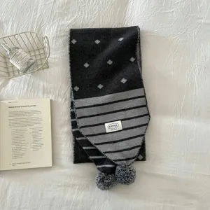 Écharpe en tricot confortable avec de jolis pompons, élégantes rayures bicolores, accessoire d'hiver.