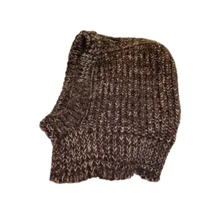 Cómodo pasamontañas de punto marrón para mujer, cálido gorro con capucha y orejeras de invierno.