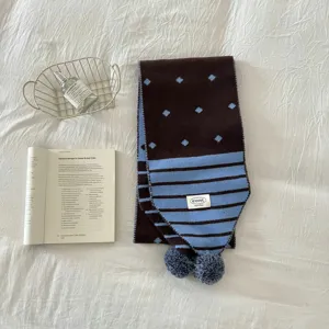 Écharpe en tricot bicolore confortable avec pompons mignons, design chaud marron et bleu.