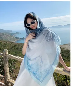 Leichtes Ethno-Druck-Tuch mit zarten blauen Mustern, ideal als sommerlicher Sonnenschutz am Strand.