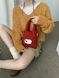 Bolso de mano de punto rojo vista detallada con lindo patrón de oveja blanca, bolso de lana.