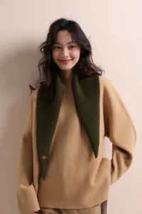 Stylischer dunkelgrüner Winterschal als Dreieckstuch für Damen, kuscheliger Halswärmer.