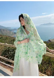 Grüner Schal mit Blumenmuster für Damen, ideal als Strandtuch und Sonnenschutz am Meer.