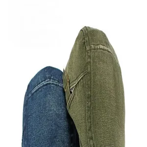 Nahaufnahme Detailansicht der Retro gewaschenen Jeans-Schiebermütze mit Metall-Schnalle.