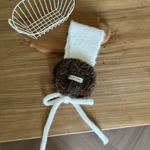 Detailansicht der kuscheligen Winter Ohrenschützer, flauschiger Plüsch Ohrwärmer mit Bändern.