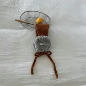 Detailansicht kuscheliger Winter Plüsch-Ohrwärmer mit weichem Vlies und eleganter Schleife.